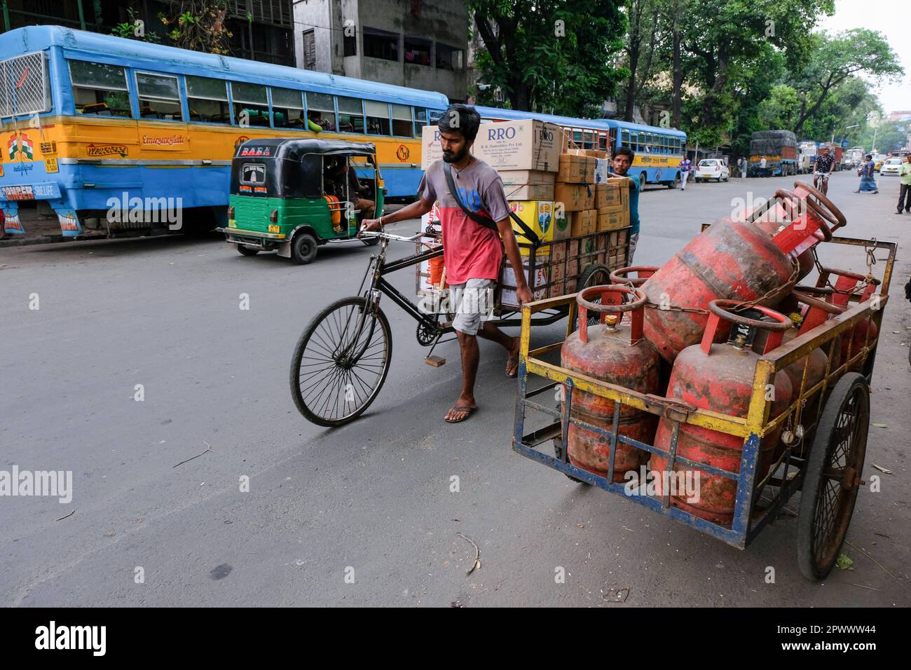 Kalkutta, Indien. 21. März 2023. Arbeiter sahen Rikschas, die mit Gasflaschen und Gütern beladen waren, auf dem Barabazar-Markt in Nord-Kalkutta. Der Internationale Tag der Arbeit, auch bekannt als „Mai-Tag“ oder „Internationaler Tag der Arbeitnehmer“, wird jedes Jahr am 01. Mai gefeiert, um den Beitrag der Arbeitnehmer zur Gesellschaft zu würdigen. (Credit Image: © Dipayan Bose/SOPA Images via ZUMA Press Wire) NUR ZUR REDAKTIONELLEN VERWENDUNG! Nicht für den kommerziellen GEBRAUCH! Stockfoto