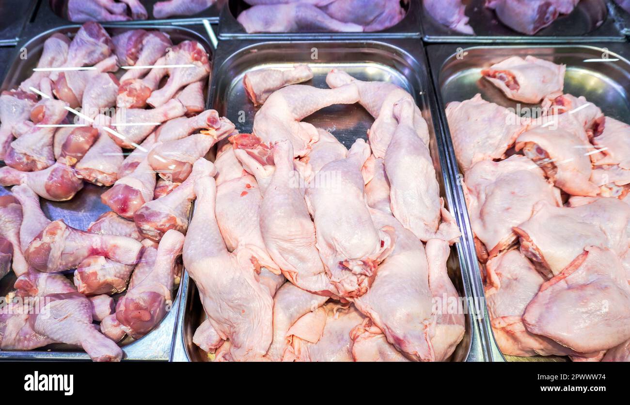 Präsentieren Sie leckere, halbfertige Hähnchenfleischprodukte in einem Supermarkt Stockfoto