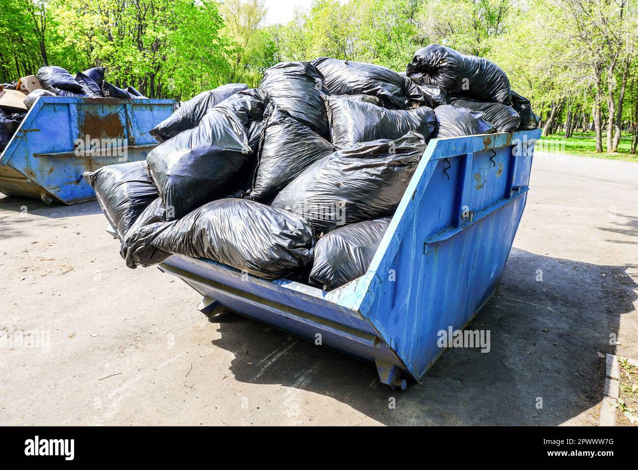 Große Müllcontainer aus Metall für Abfall im Stadtpark Stockfoto