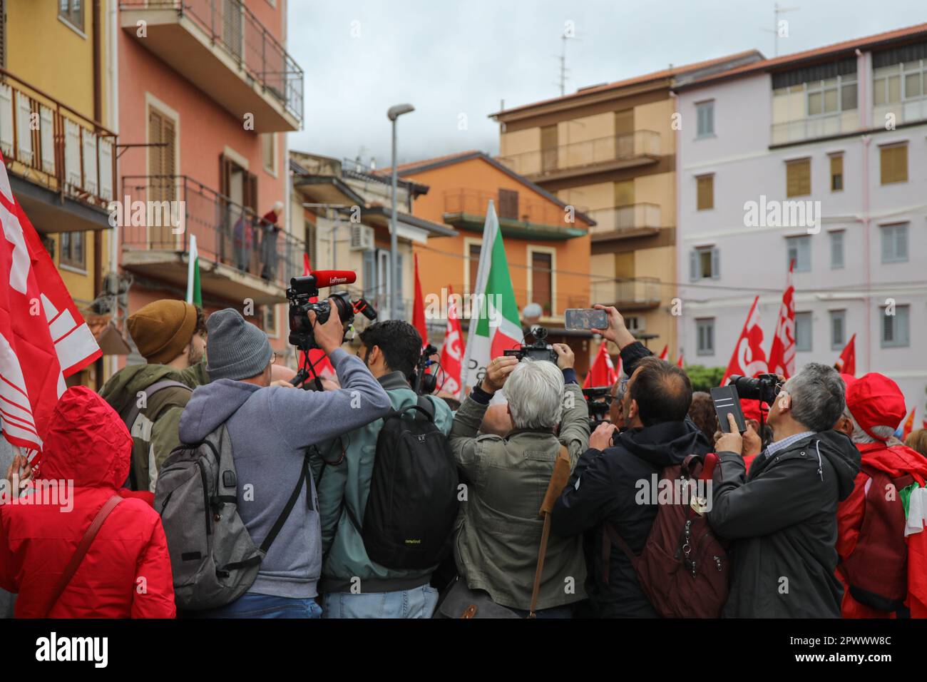 1. Mai 2023, Piana degli Albanesi, Palermo, Italien: Elly Schlein, Nationale Sekretärin der Demokratischen Partei (PD) nimmt an einem marsch zum Jahrestag des Massakers an Portella della Ginestra am Labor Day Teil, wo die CGIL einen marsch von Piana degli Albanesi organisiert hat. (Kreditbild: © Antonio Melita/Pacific Press via ZUMA Press Wire) NUR ZUR REDAKTIONELLEN VERWENDUNG! Nicht für den kommerziellen GEBRAUCH! Stockfoto