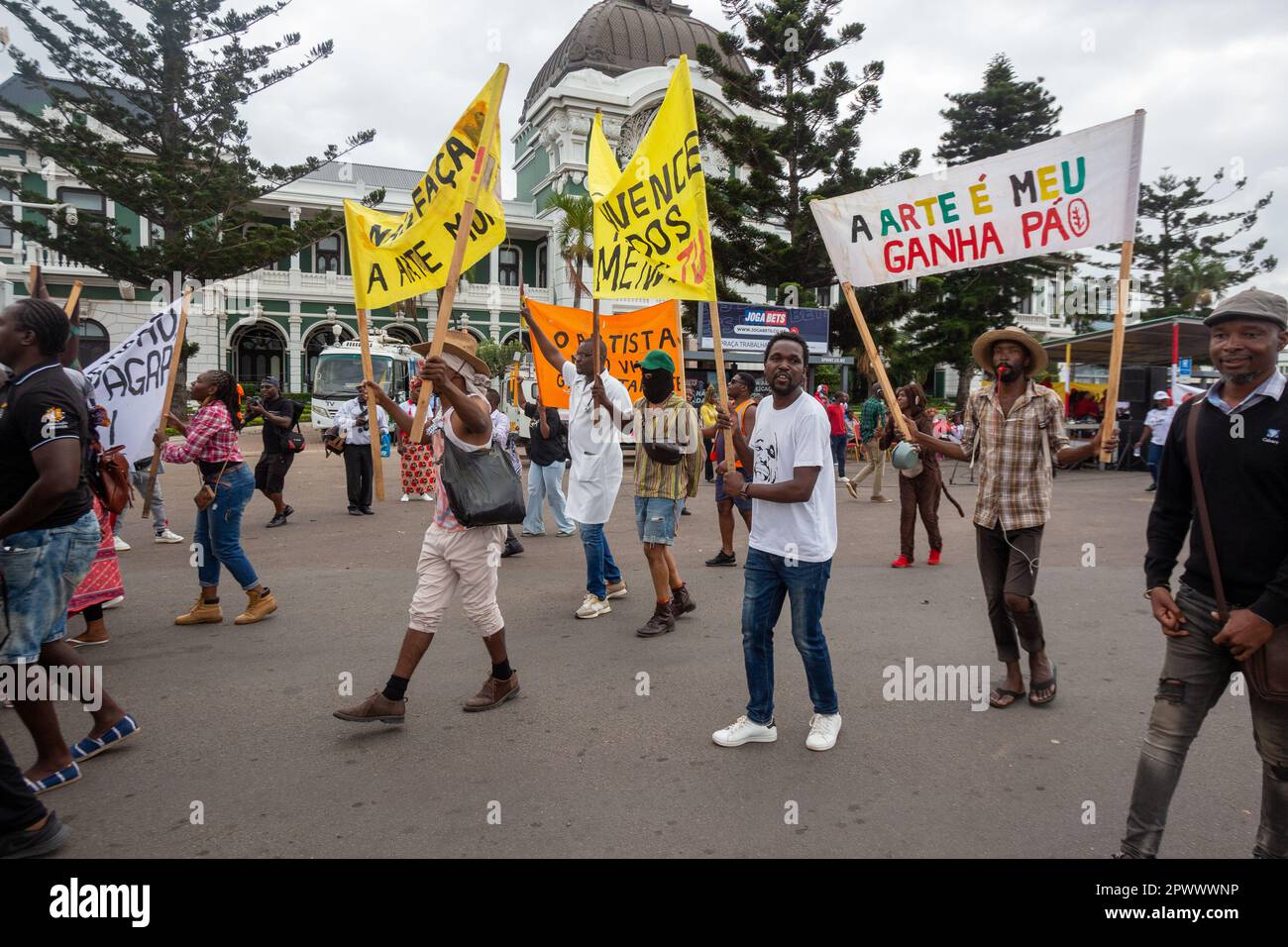 Arbeiter mit Bannern, die am Internationalen Arbeitertag auf dem Arbeiterplatz marschieren Stockfoto