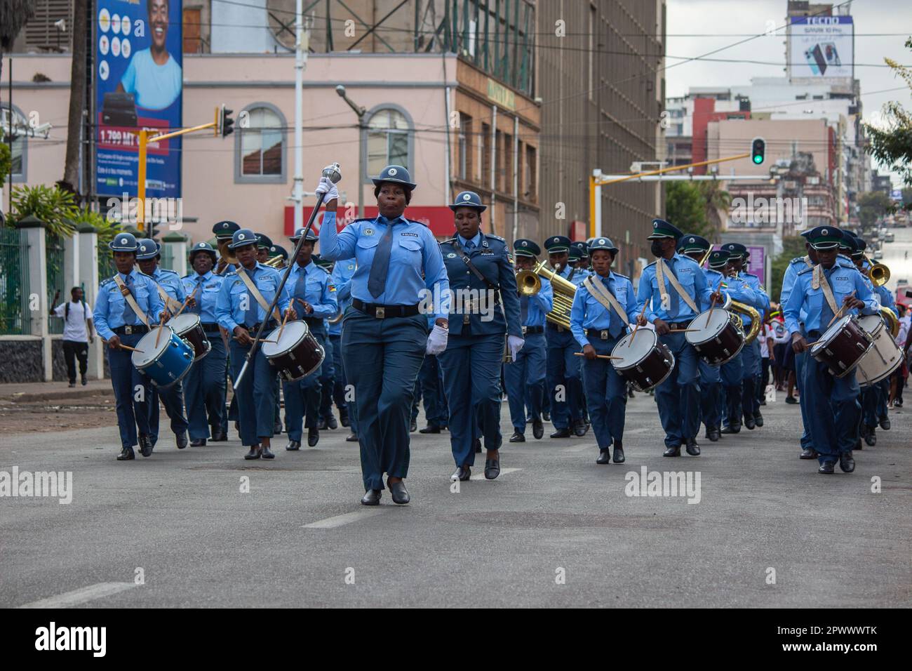 Mosambikanisches Polizeiorchester spielt vor dem Bahnhof Maputo Stockfoto
