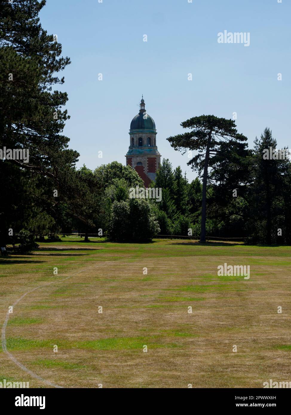 The Royal Victoria Country Park, Blick auf den Chapel Tower vom Cricket-Platz, Netley, Hampshire, Großbritannien Stockfoto