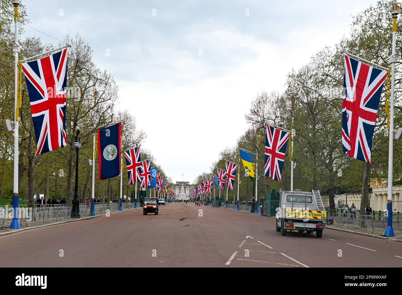 The Mall, London, Großbritannien. 1. Mai 2023; The Mall bereitet sich in London vor, bevor König Charles III. Gekrönt wird, London, Großbritannien. Kredit: Siehe Li/Picture Capital/Alamy Live News Stockfoto