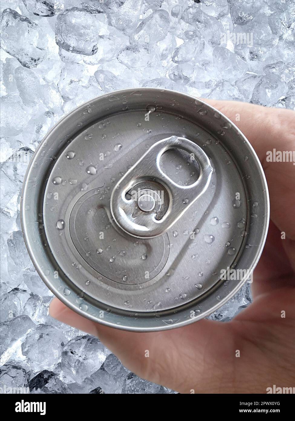 Draufsicht. Eine Männerhand hält eine Dose Stockfoto