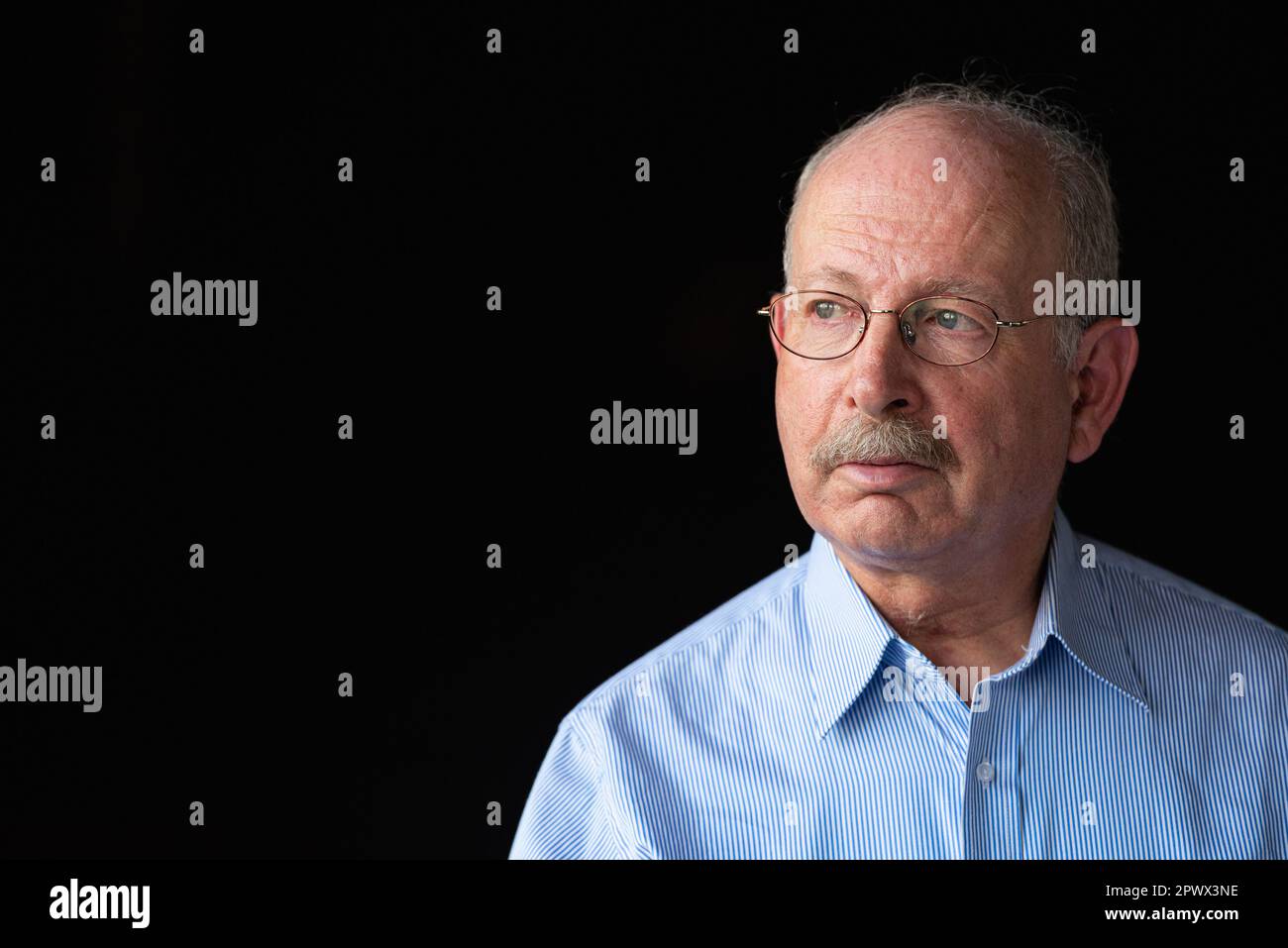 Grauhaariger älterer Mann mit Schnurrbart, Brille und horizontaler Aufnahme mit Kopierbereich Stockfoto