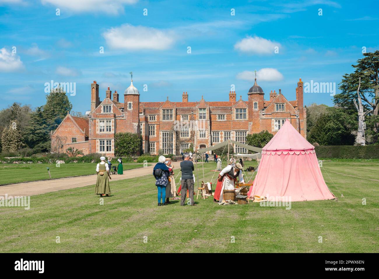 Historisches England, Blick auf die Kentwell Hall des 16. Jahrhunderts in Suffolk während eines beliebten Tudor-Nachstellungswochenendes, Long Melford, Suffolk, England, Großbritannien Stockfoto