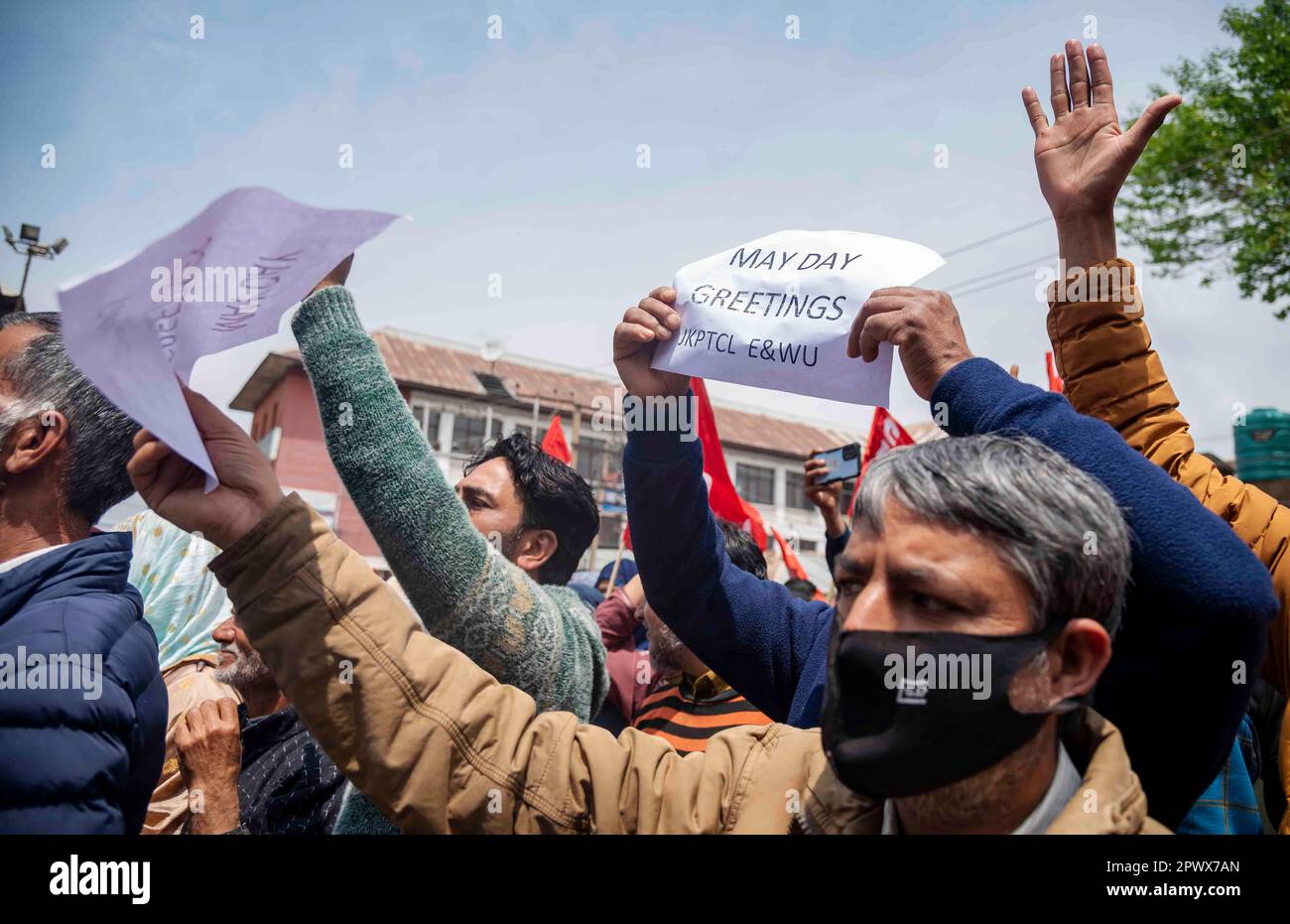 Arbeiter von Arbeitsverträgen und Tagesarbeitskräften halten während eines Protesttags im Mai, der als Internationaler Tag der Arbeit in Srinagar bekannt ist, Plakate. Der Internationale Tag der Arbeit, auch bekannt als Mai oder Internationaler Arbeitstag, wird jedes Jahr am 01. Mai gefeiert, um den Beitrag der Arbeitnehmer in der Gesellschaft zu würdigen. Die Wurzeln dieses Tages sind auf den Haymarket-Aufstand von 1886 zurückzuführen, der Gewalt zwischen Polizei und Arbeitern beinhaltete. Viele Länder feiern ihn als Plattform für Arbeitnehmer, um für ihre Rechte zu kämpfen und ihre Arbeitsbedingungen zu verbessern. Die Feier ist auch eine Gelegenheit, den Kampf an zu ehren Stockfoto