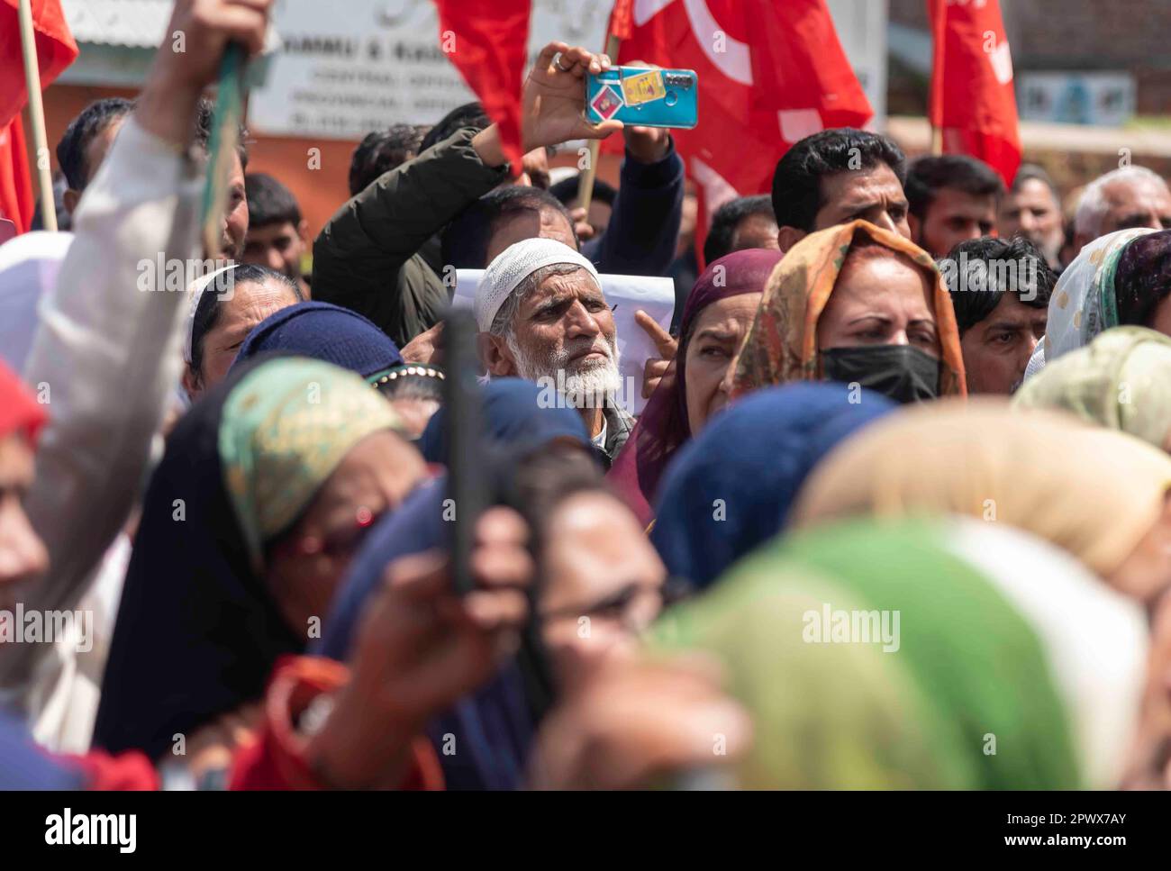 Arbeiter mit Arbeitsvertrag und Tageslohn nehmen an einem Protest Teil, der Mai-Tag ist, der als Internationaler Tag der Arbeit in Srinagar bekannt ist. Der Internationale Tag der Arbeit, auch bekannt als Mai oder Internationaler Arbeitstag, wird jedes Jahr am 01. Mai gefeiert, um den Beitrag der Arbeitnehmer in der Gesellschaft zu würdigen. Die Wurzeln dieses Tages sind auf den Haymarket-Aufstand von 1886 zurückzuführen, der Gewalt zwischen Polizei und Arbeitern beinhaltete. Viele Länder feiern ihn als Plattform für Arbeitnehmer, um für ihre Rechte zu kämpfen und ihre Arbeitsbedingungen zu verbessern. Die Feier ist auch eine Gelegenheit, den Kampf und die Motivation zu ehren Stockfoto
