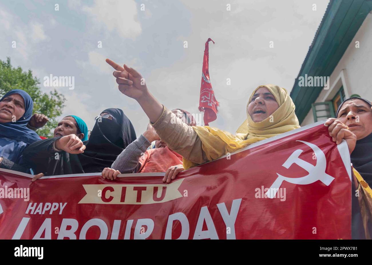 Arbeiter von Arbeitsverträgen und Tagesarbeitskräften singen während eines Protesttags im Mai, der als Internationaler Tag der Arbeit in Srinagar bekannt ist, Slogans und halten Flaggen und Plakate. Der Internationale Tag der Arbeit, auch bekannt als Mai oder Internationaler Arbeitstag, wird jedes Jahr am 01. Mai gefeiert, um den Beitrag der Arbeitnehmer in der Gesellschaft zu würdigen. Die Wurzeln dieses Tages sind auf den Haymarket-Aufstand von 1886 zurückzuführen, der Gewalt zwischen Polizei und Arbeitern beinhaltete. Viele Länder feiern ihn als Plattform für Arbeitnehmer, um für ihre Rechte zu kämpfen und ihre Arbeitsbedingungen zu verbessern. Die Feier ist auch eine Gelegenheit Stockfoto