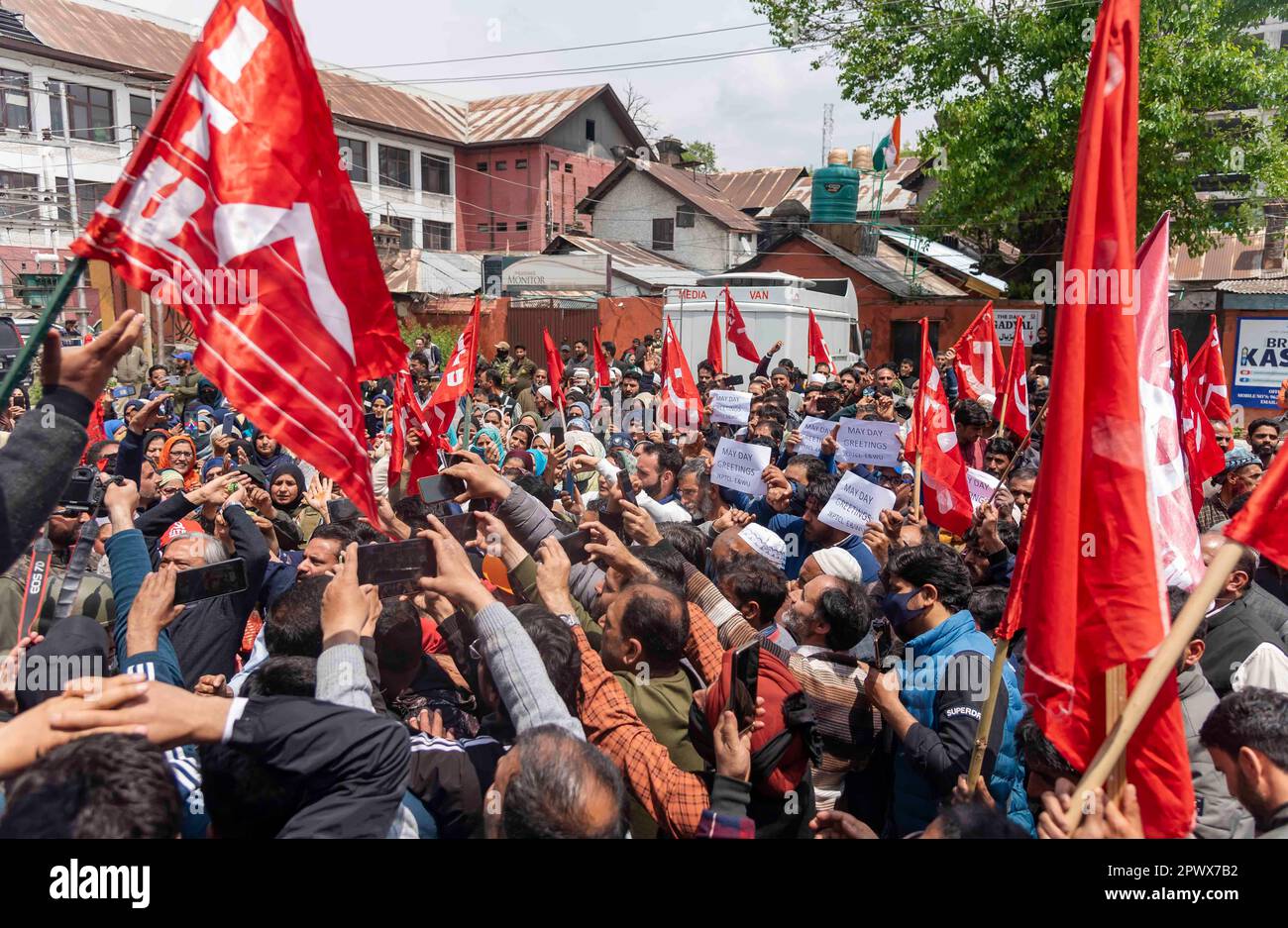 Arbeiter von Arbeitsverträgen und Tagesarbeitskräften singen während eines Protesttags im Mai, der als Internationaler Tag der Arbeit in Srinagar bekannt ist, Slogans und halten Flaggen und Plakate. Der Internationale Tag der Arbeit, auch bekannt als Mai oder Internationaler Arbeitstag, wird jedes Jahr am 01. Mai gefeiert, um den Beitrag der Arbeitnehmer in der Gesellschaft zu würdigen. Die Wurzeln dieses Tages sind auf den Haymarket-Aufstand von 1886 zurückzuführen, der Gewalt zwischen Polizei und Arbeitern beinhaltete. Viele Länder feiern ihn als Plattform für Arbeitnehmer, um für ihre Rechte zu kämpfen und ihre Arbeitsbedingungen zu verbessern. Die Feier ist auch eine Gelegenheit Stockfoto