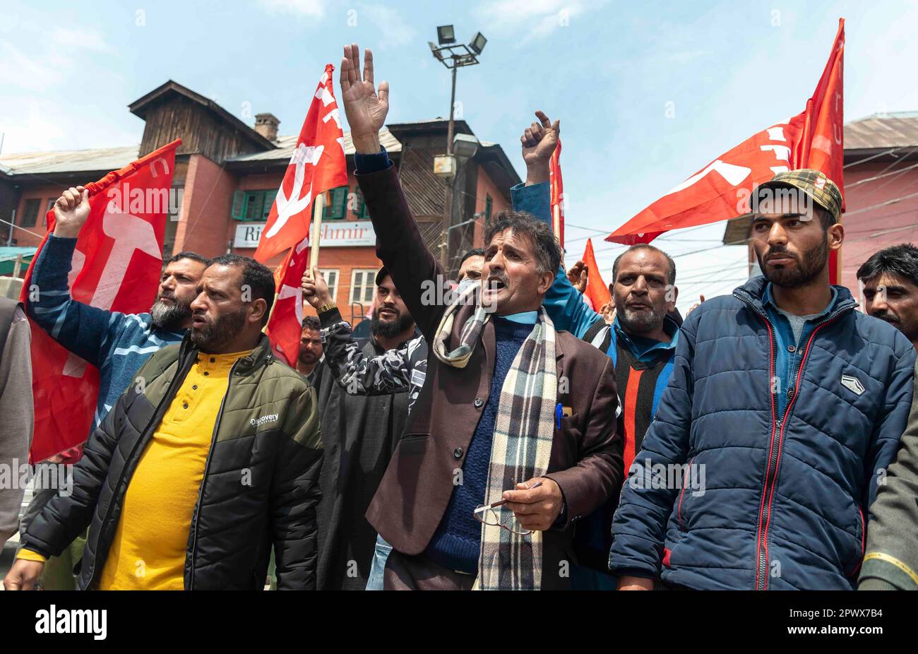 Die Arbeiter von Arbeitsverträgen und Tagesarbeitskräften singen während eines Protestfeiertags im Mai, der als Internationaler Tag der Arbeit in Srinagar bekannt ist. Der Internationale Tag der Arbeit, auch bekannt als Mai oder Internationaler Arbeitstag, wird jedes Jahr am 01. Mai gefeiert, um den Beitrag der Arbeitnehmer in der Gesellschaft zu würdigen. Die Wurzeln dieses Tages sind auf den Haymarket-Aufstand von 1886 zurückzuführen, der Gewalt zwischen Polizei und Arbeitern beinhaltete. Viele Länder feiern ihn als Plattform für Arbeitnehmer, um für ihre Rechte zu kämpfen und ihre Arbeitsbedingungen zu verbessern. Die Feier ist auch eine Gelegenheit, den Kampf an zu ehren Stockfoto