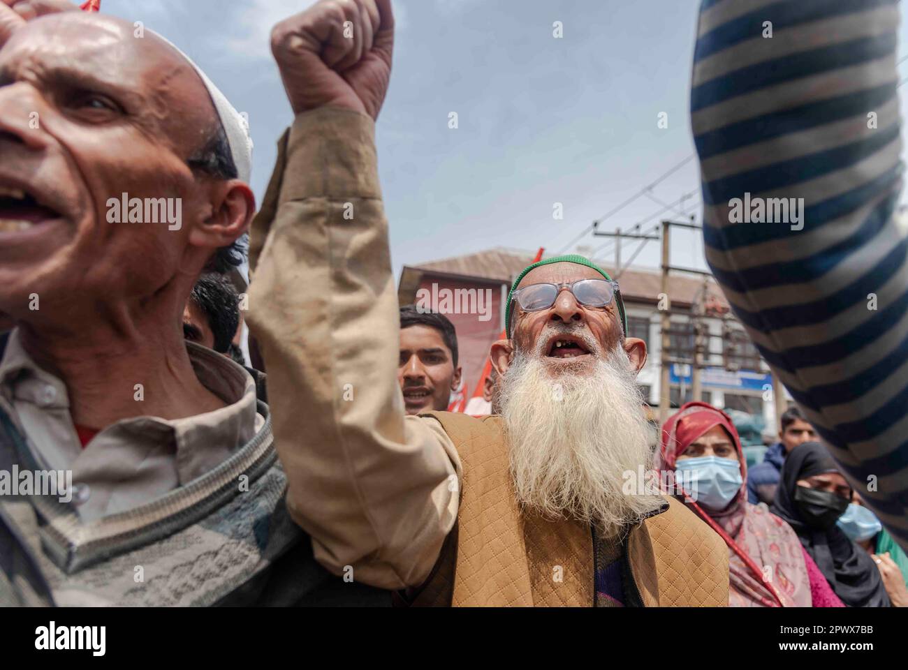 Die Arbeiter von Arbeitsverträgen und Tagesarbeitskräften singen während eines Protestfeiertags im Mai, der als Internationaler Tag der Arbeit in Srinagar bekannt ist. Der Internationale Tag der Arbeit, auch bekannt als Mai oder Internationaler Arbeitstag, wird jedes Jahr am 01. Mai gefeiert, um den Beitrag der Arbeitnehmer in der Gesellschaft zu würdigen. Die Wurzeln dieses Tages sind auf den Haymarket-Aufstand von 1886 zurückzuführen, der Gewalt zwischen Polizei und Arbeitern beinhaltete. Viele Länder feiern ihn als Plattform für Arbeitnehmer, um für ihre Rechte zu kämpfen und ihre Arbeitsbedingungen zu verbessern. Die Feier ist auch eine Gelegenheit, den Kampf an zu ehren Stockfoto