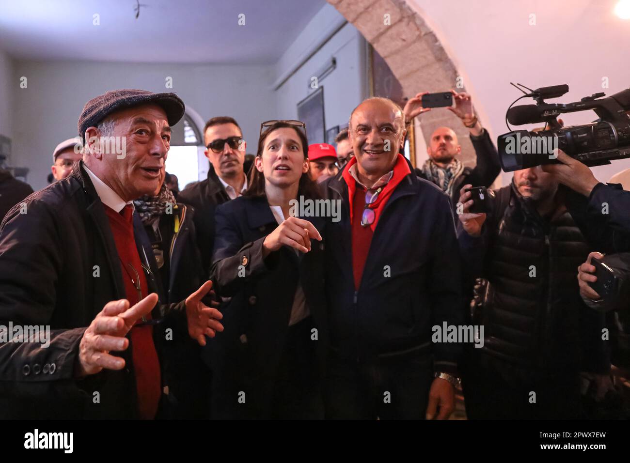1. Mai 2023, Piana degli Albanesi, Palermo, Italien: Elly Schlein, Nationale Sekretärin der Demokratischen Partei (PD) nimmt an einem marsch zum Jahrestag des Massakers an Portella della Ginestra am Labor Day Teil, wo die CGIL einen marsch von Piana degli Albanesi organisiert hat. (Kreditbild: © Antonio Melita/Pacific Press via ZUMA Press Wire) NUR ZUR REDAKTIONELLEN VERWENDUNG! Nicht für den kommerziellen GEBRAUCH! Stockfoto