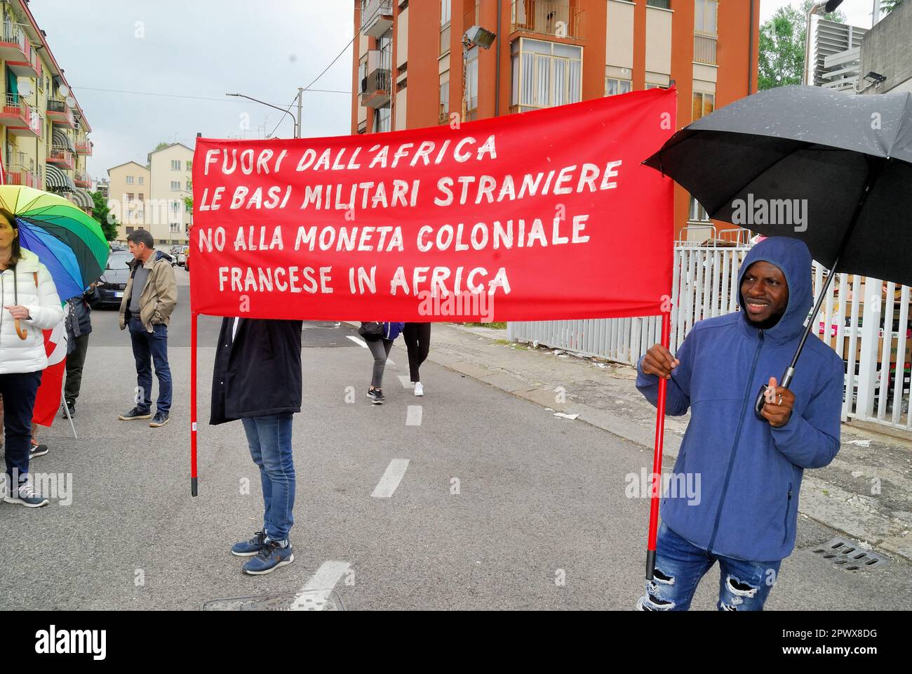 Vicenza, Italien. 1. Mai 2023. Am Internationalen Arbeitertag marschieren die Kommunisten gegen den NATO-Krieg und steigende Militärausgaben. Der protestmarsch wird von der Gewerkschaft USB gefördert. Unter den Teilnehmern steht eine Gruppe afrikanischer Arbeiter, die gegen den französischen Kolonialismus in afrikanischen Ländern protestieren. Der marsch hält an der Baracke von American Ederle. Während der Veranstaltung sammeln einige Aktivisten Unterschriften, um ein Anti-Kriegs-Referendum vorzuschlagen. Credits : Ferdinando Piezzi/Alamy Live News Stockfoto