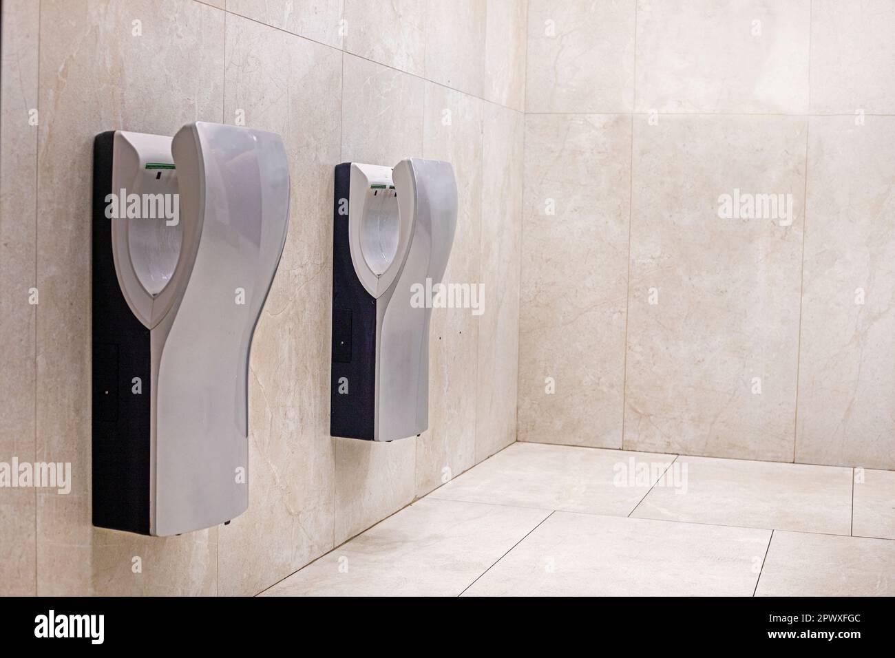 Helle und moderne Einrichtung im Badezimmer mit Handtrocknern. Horizontal Stockfoto