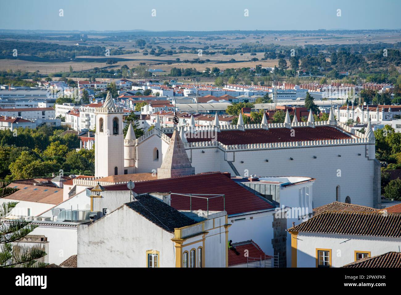 Die St. Francis Kirche oder igreja de Sao Francisco in der Altstadt der Stadt Evora in Alentejo in Portugal. Portugal, Evora, Oktober 2021 Stockfoto