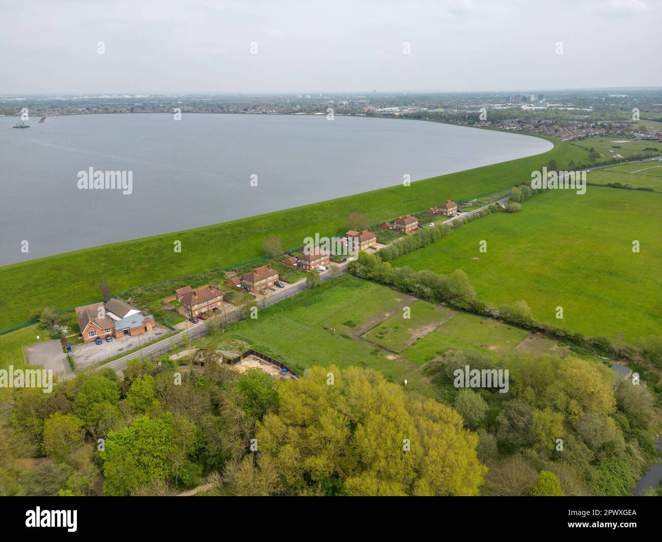 Luftaufnahme entlang des Queen Mary Reservoir, Shepperton, Surrey, Großbritannien. Stockfoto