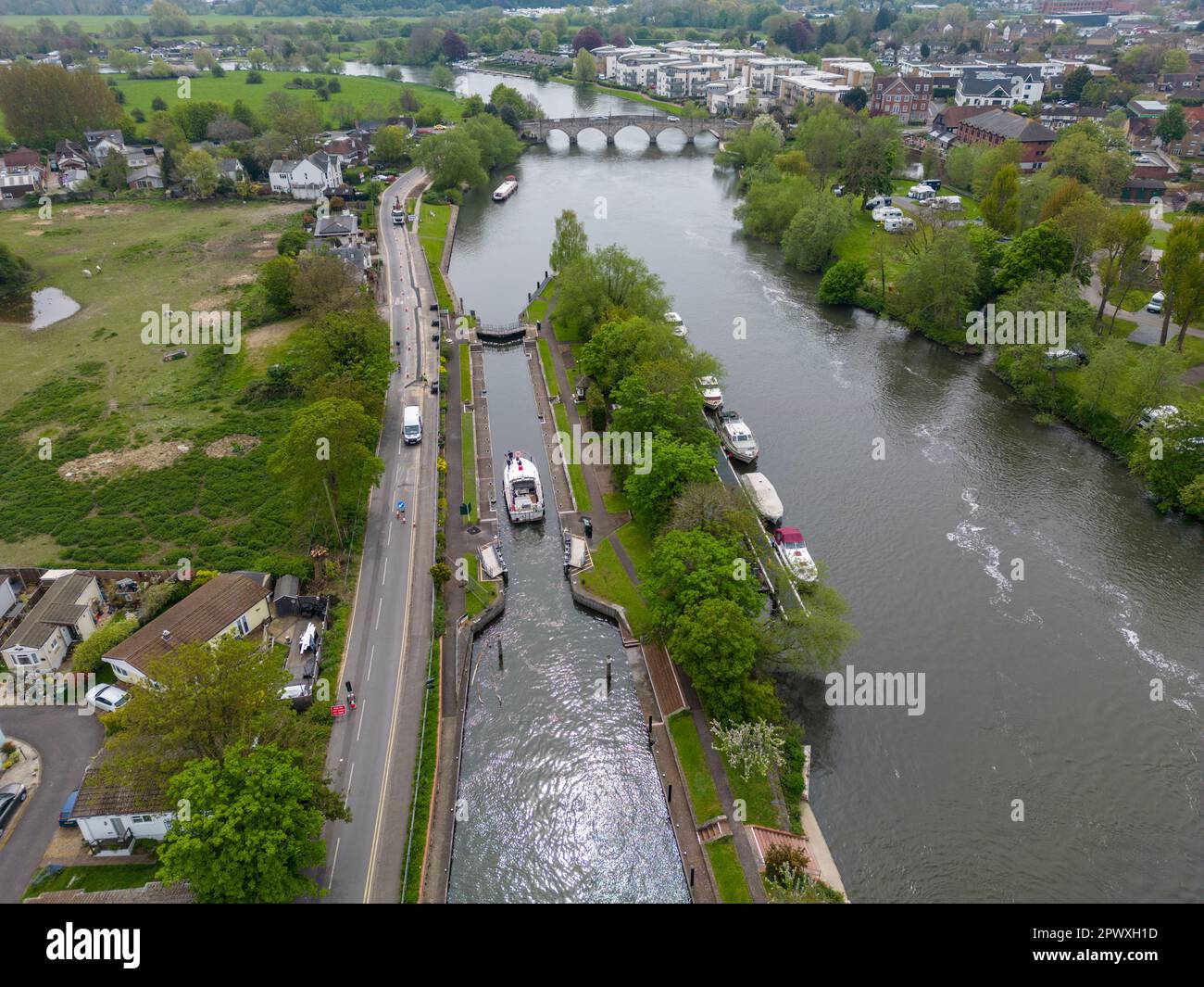 Luftaufnahme eines Bootes, das Chertsey Lock auf der Themse in der Nähe von Chertsey Bridge, Chertsey, Surrey, Großbritannien, bereithält. Stockfoto