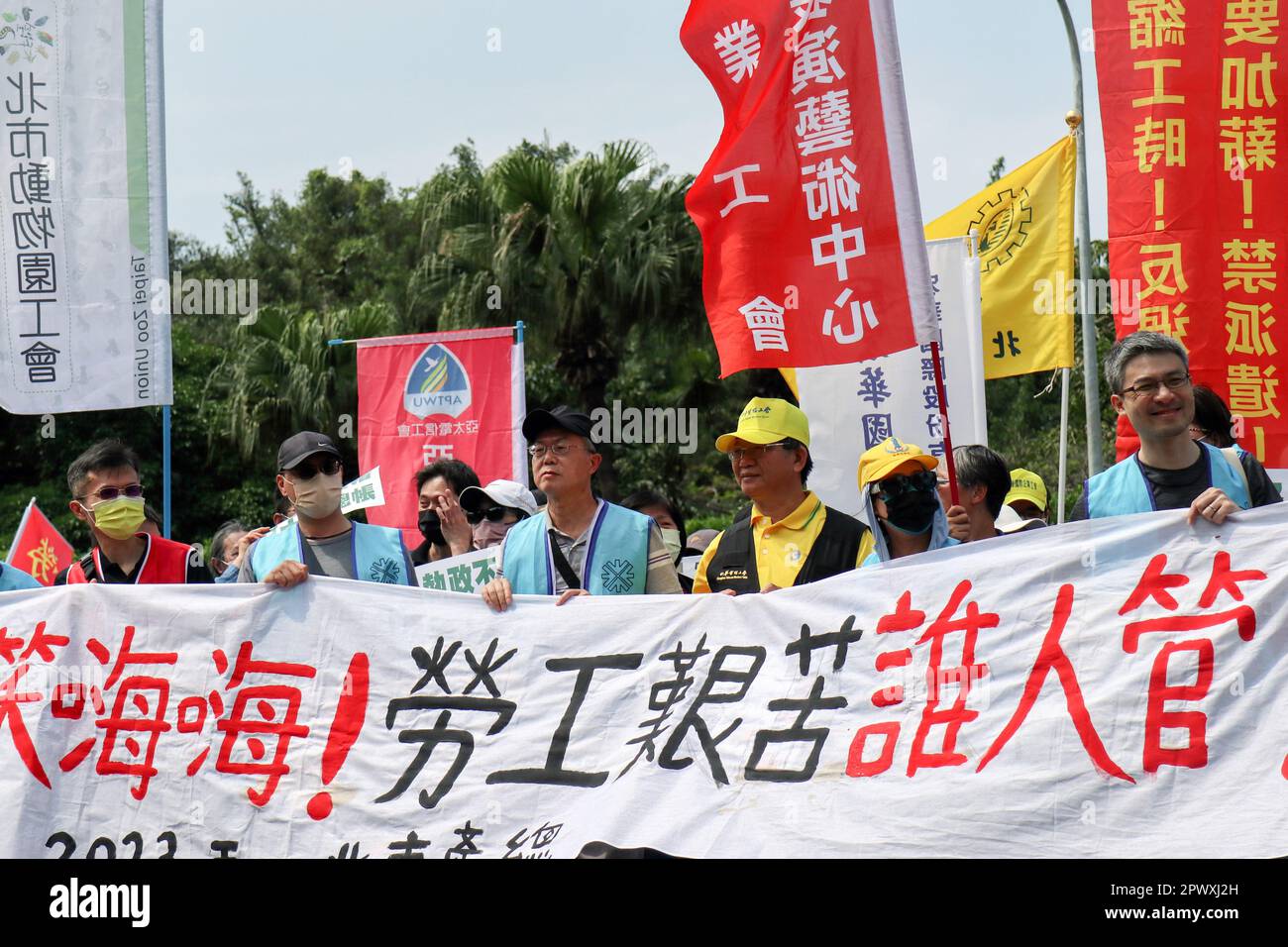 Taipeh, Taiwan. 01. Mai 2023. Taiwanesische Gewerkschafter halten während des Protests am Mai vor dem Präsidialgebäude in Taipei ein Banner, auf dem sie ihre Meinung zum Ausdruck bringen. Mehrere tausend taiwanesische Gewerkschafter und politische Aktivisten versammelten sich während der jährlichen Proteste am Maitag vor dem Präsidentenbüro in Taipeh. Demonstranten äußerten eine Reihe unterschiedlicher Beschwerden und Aufrufe zum Handeln. Kredit: SOPA Images Limited/Alamy Live News Stockfoto