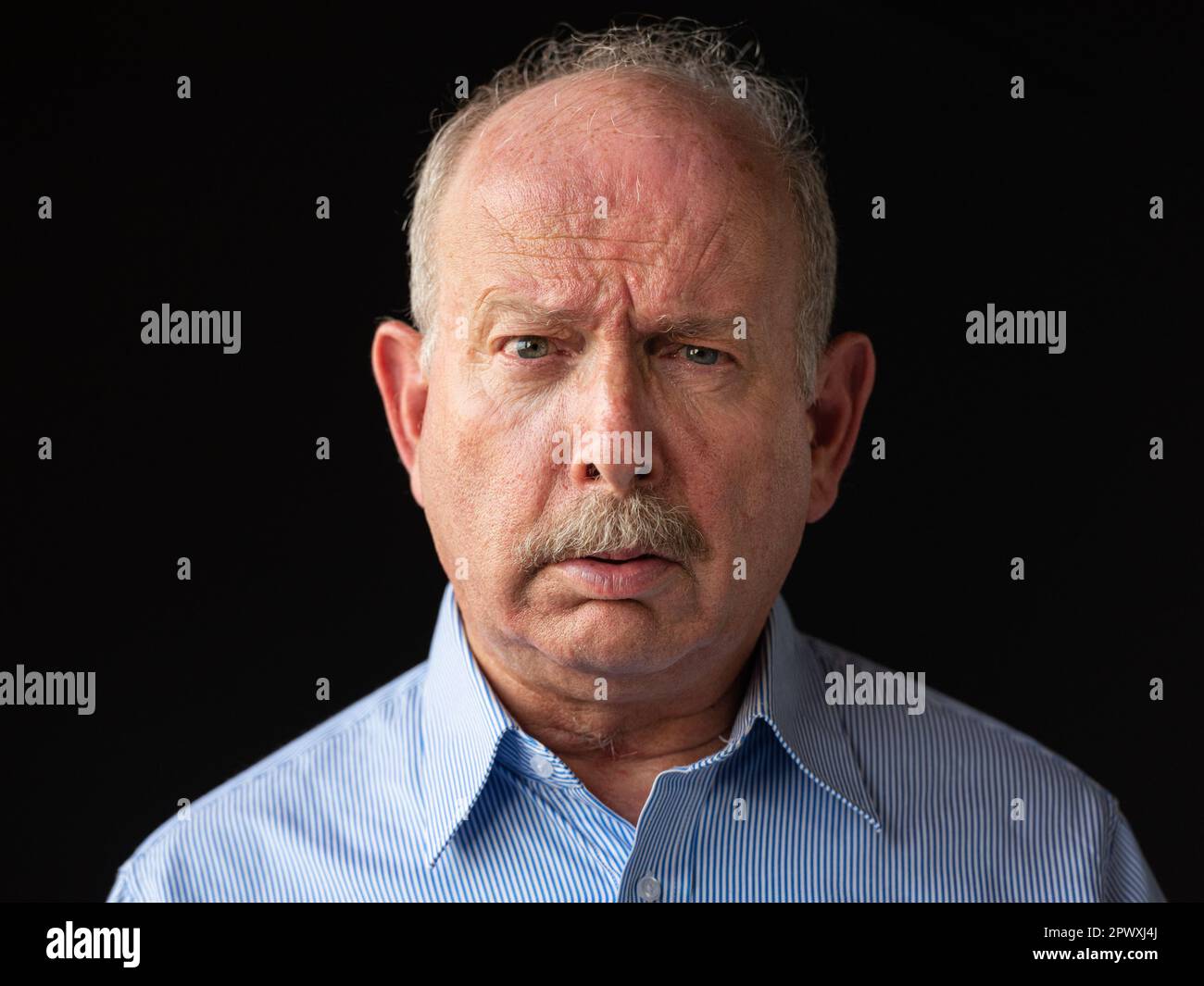 Porträt eines wütenden und gestressten grauhaarigen Seniorenmannes mit Schnurrbart Stockfoto