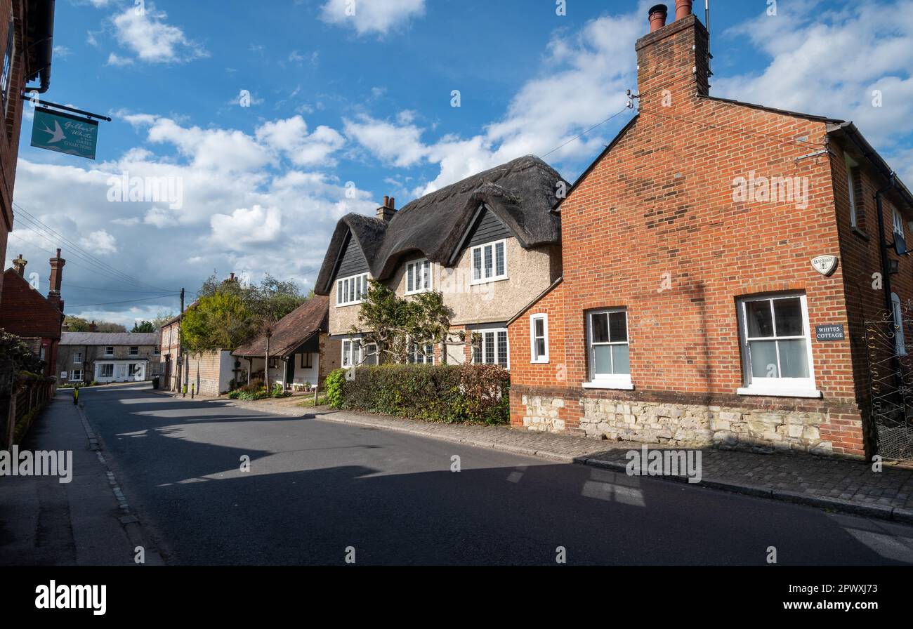 Selborne Village, Blick entlang der Hauptstraße mit hübschen Hütten und dem Gilbert White House und Museumsschild, Hampshire, England, Großbritannien Stockfoto