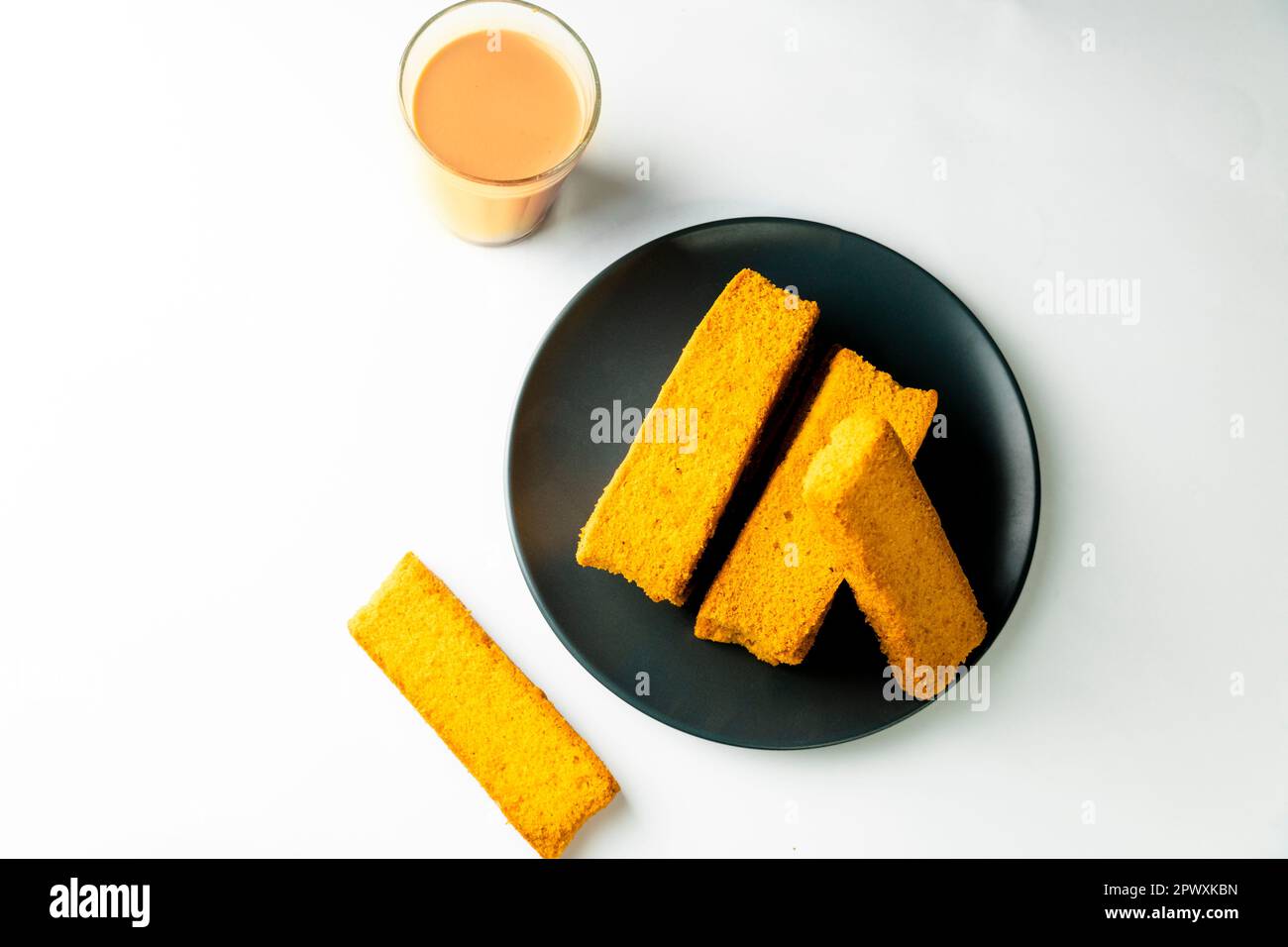 Köstliche indische pakistanische Snacks mit Zwieback Stockfoto