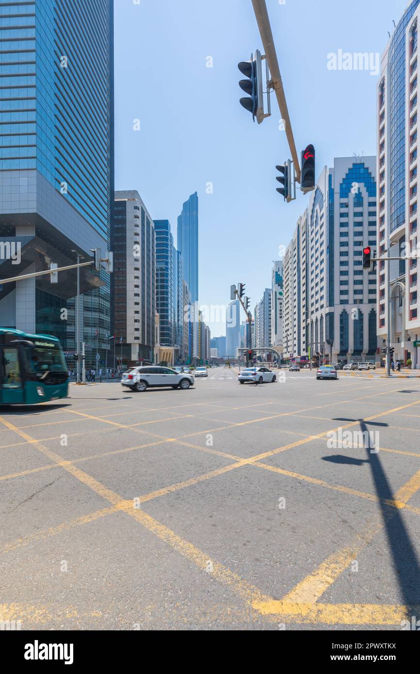 ABU DHABI, VAE - 18. April 2022: Straßen und Wolkenkratzer in Abu Dhabi Stockfoto