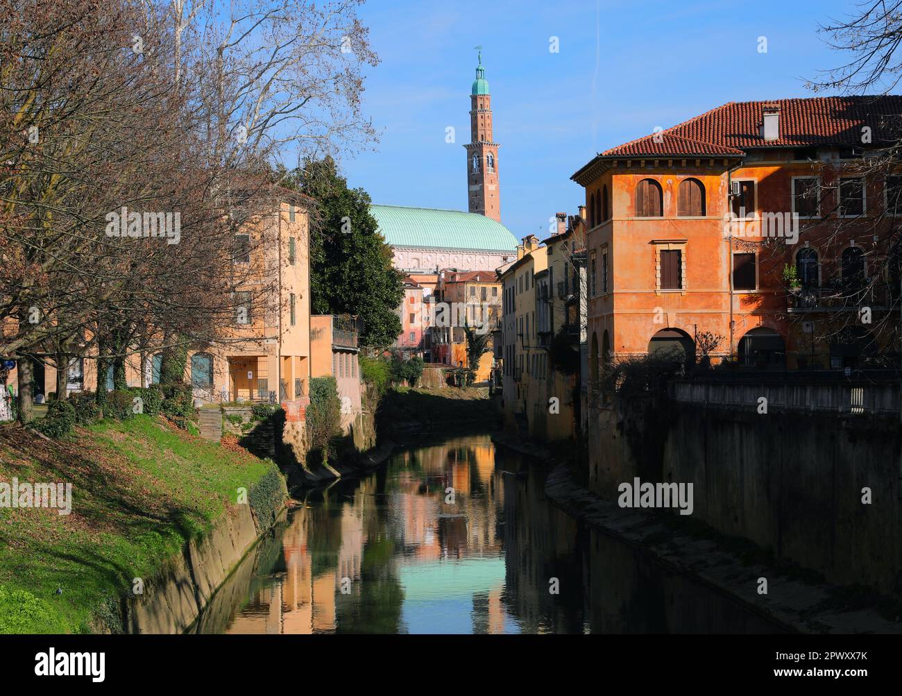 Die Stadt Vicenza in Italien und die Reflexion über DAS WASSER DES FLUSSES RETRONE der Basilika Palladiana Stockfoto