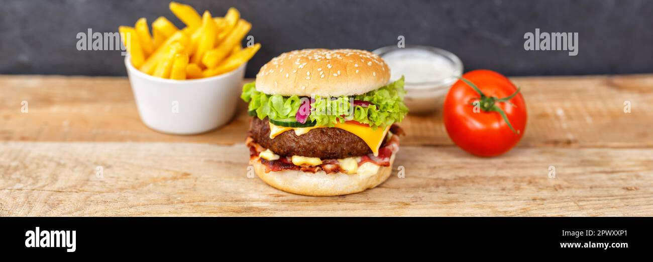 Hamburger Cheeseburger Mahlzeit Fastfood Fast Food mit Pommes auf einem Holzbrett Panorama-Snack Stockfoto