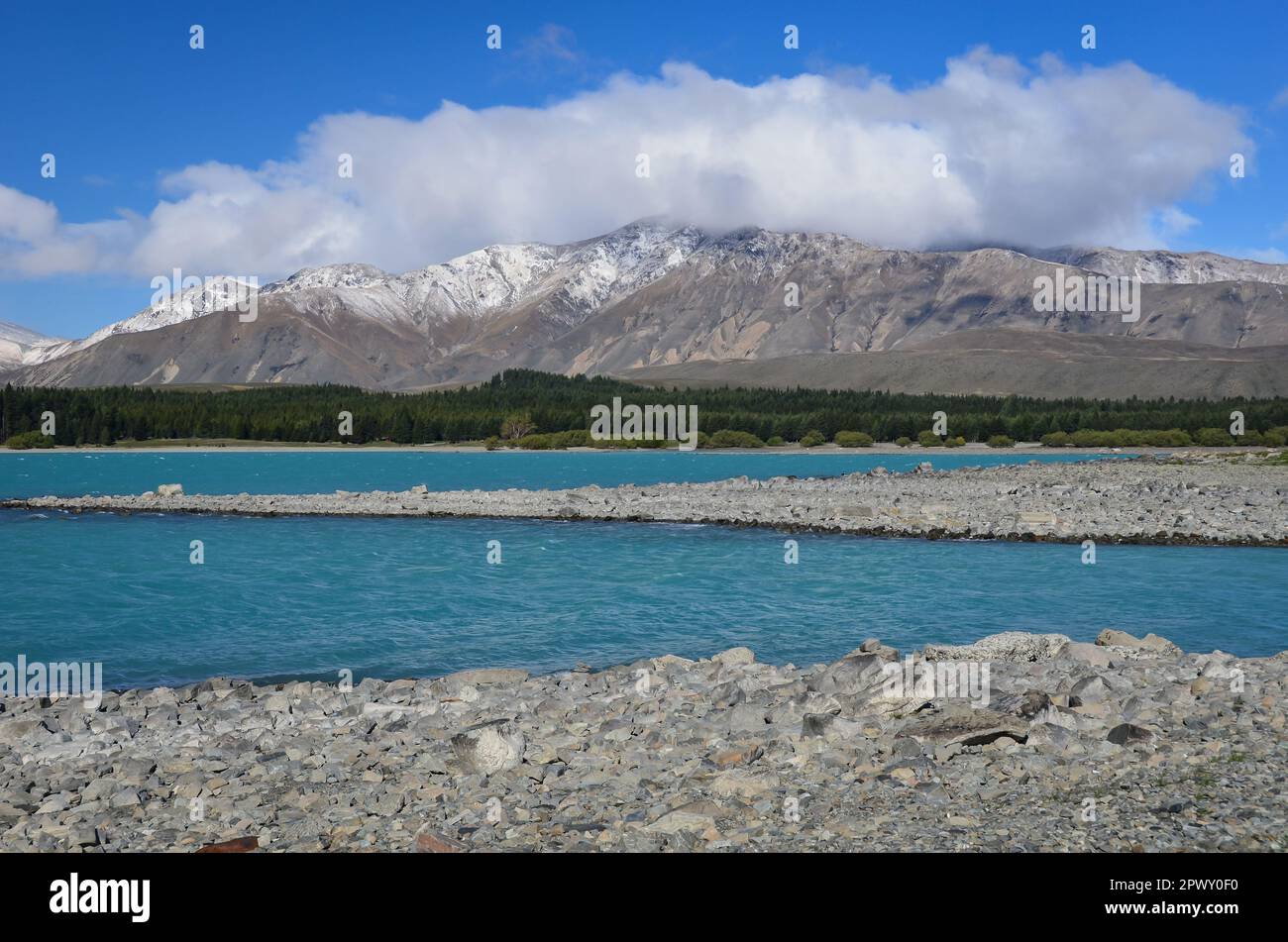 Der Lake Tekapo wird von schneebedeckten Berggipfeln in Neuseeland eingerahmt Stockfoto