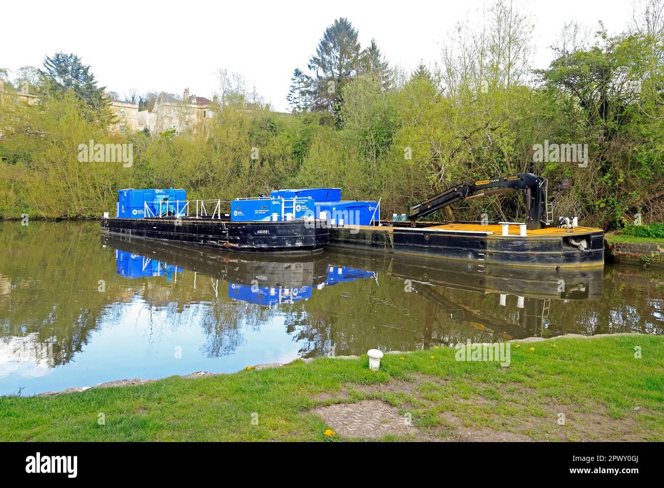 Wasserstraßen-Versorgungsboote entlang des Kennet und Avon Canal in Bath. Am 2023. April. Zyl Stockfoto