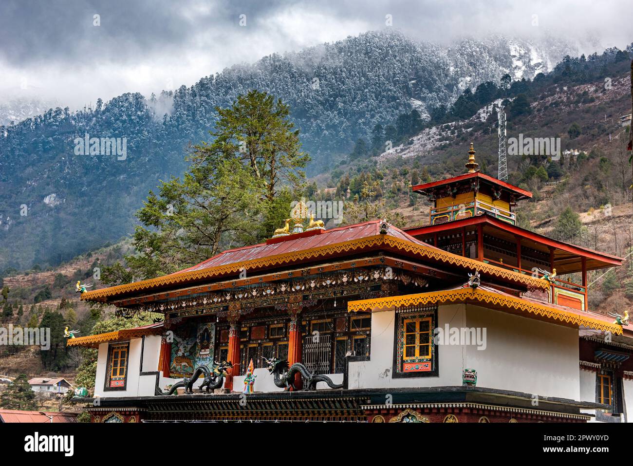Das Kloster Lachung befindet sich am Ufer des Flusses Lachung und bietet eine malerische Aussicht auf den Lachung. Stockfoto