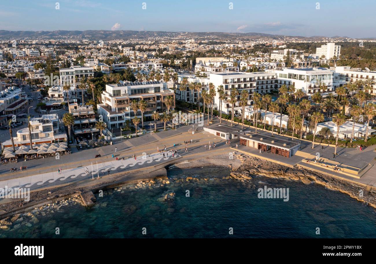 Blick auf die Küste und das Touristengebiet in Paphos, Republik Zypern. Stockfoto