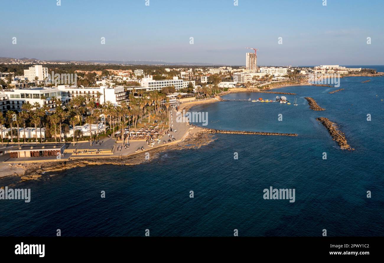 Blick auf die Küste und das Touristengebiet in Paphos, Republik Zypern. Stockfoto