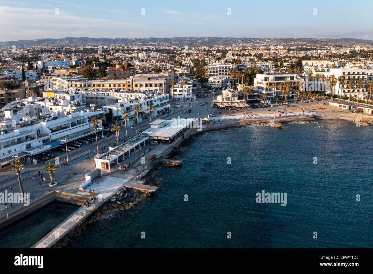 Blick auf die Küste und das Touristengebiet in Paphos, Republik Zypern. Stockfoto