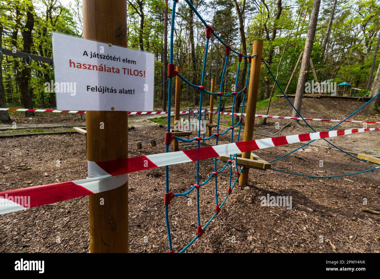 'A jatszoteri elem hasznalata tilos, felujitas alatt' (die Verwendung von Spielplatz ist verboten, wird gewartet), Sopron, Ungarn Stockfoto
