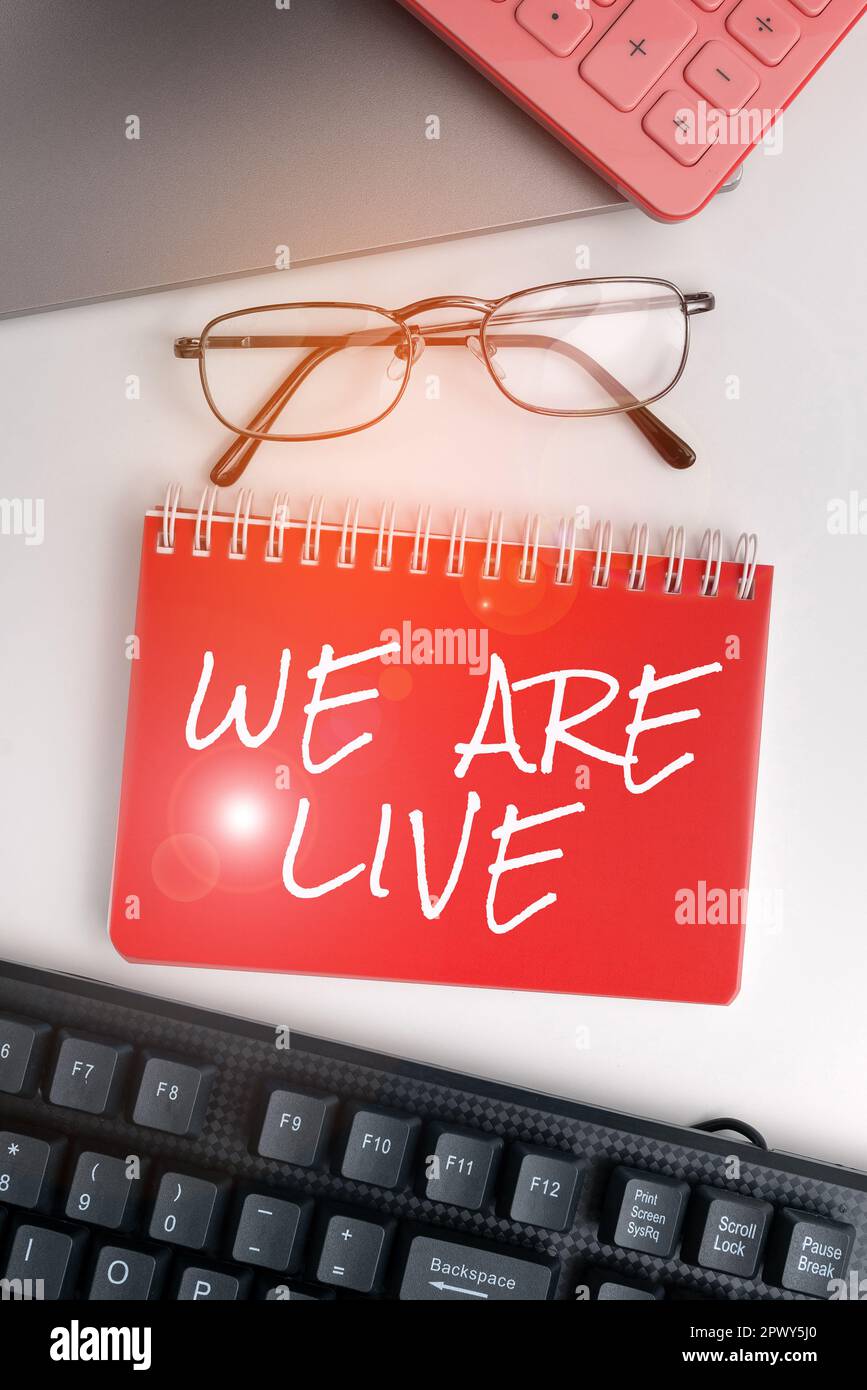 Konzeptionelle Überschrift Wir sind live, Business Approach kontinuierlicher Bericht oder Chat, der in Echtzeit gestreamt wird Stockfoto