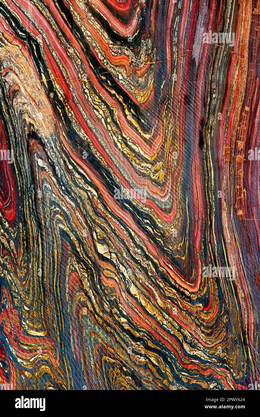 Das farbenfrohe Muster eines geschliffenen und glatt polierten Tigereisens in Nahaufnahme Stockfoto