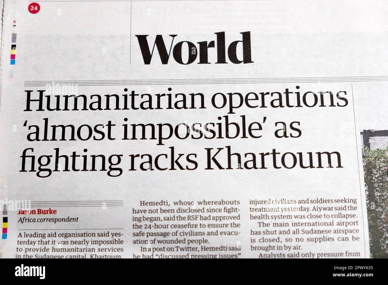 "Humanitäre Einsätze 'fast unmöglich' als Kampfständer Khartum' Guardian Zeitung Schlagzeile Sudan Krieg Schneiden Artikel April 2023 London UK Stockfoto