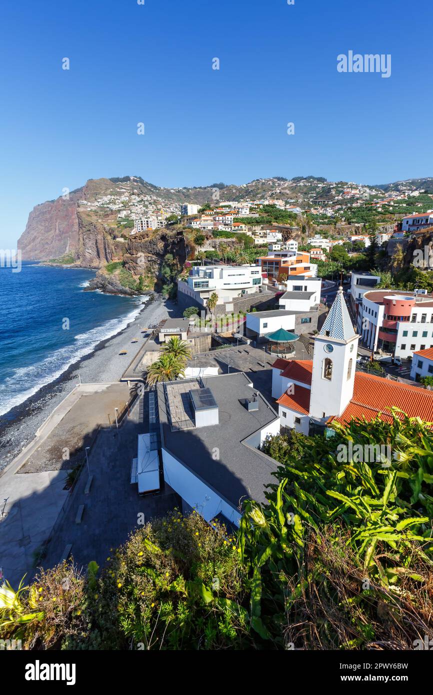 Blick auf die Stadt Camara de Lobos mit Kirchenreiseporträt auf Madeira in Portugal Stockfoto