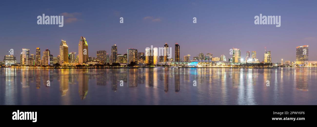 Skyline von San Diego mit Panoramafahrt am Ufer in Kalifornien in den USA Stockfoto