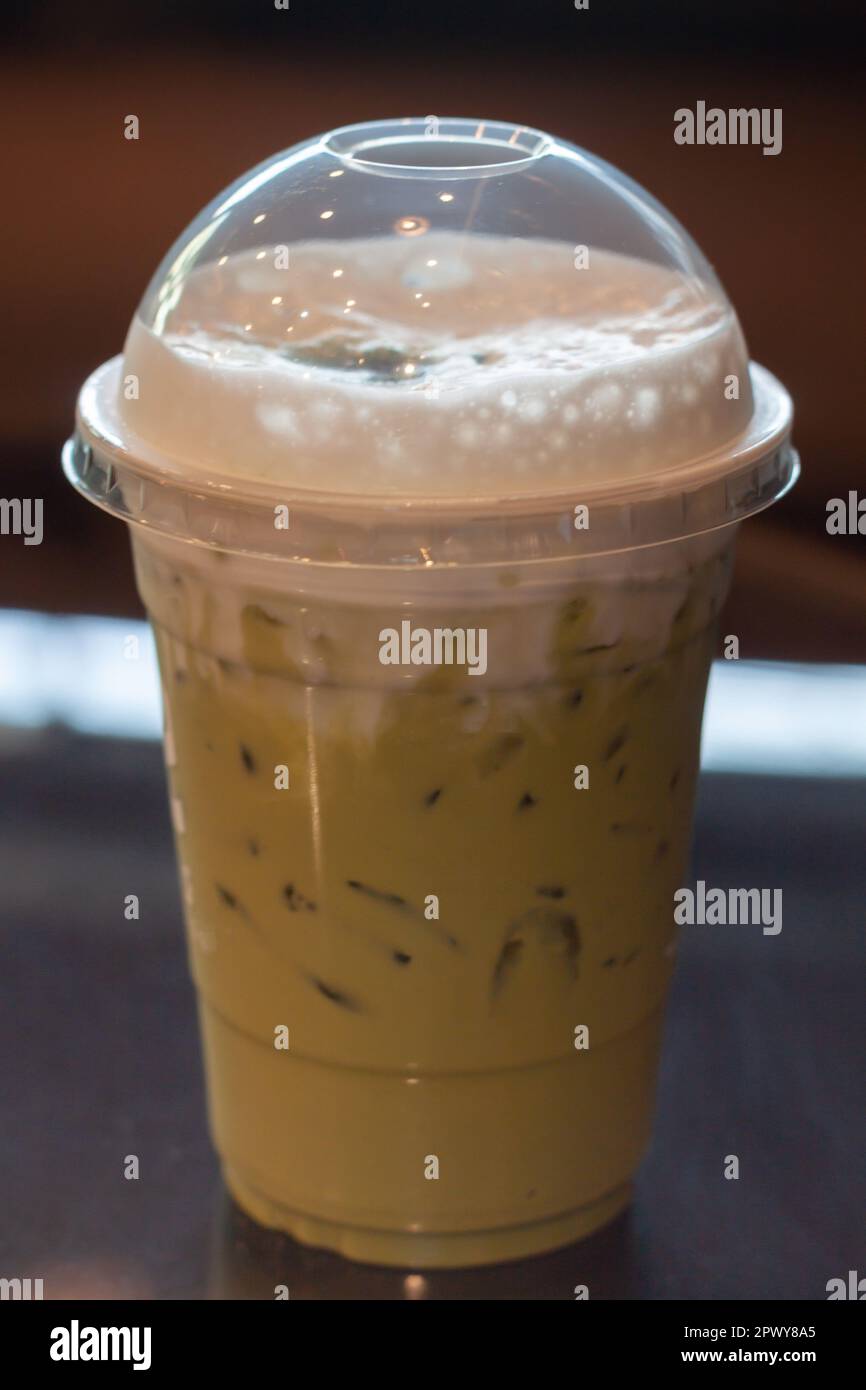 Grüner Eistee mit Milchschaum, Stammfoto Stockfoto