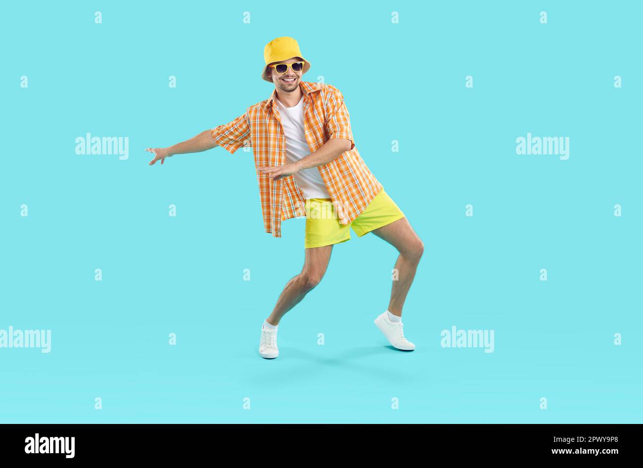 Lustiger glücklicher, fröhlicher männlicher Tourist in lässiger Sommerkleidung, tanzend und amüsiert sich Stockfoto