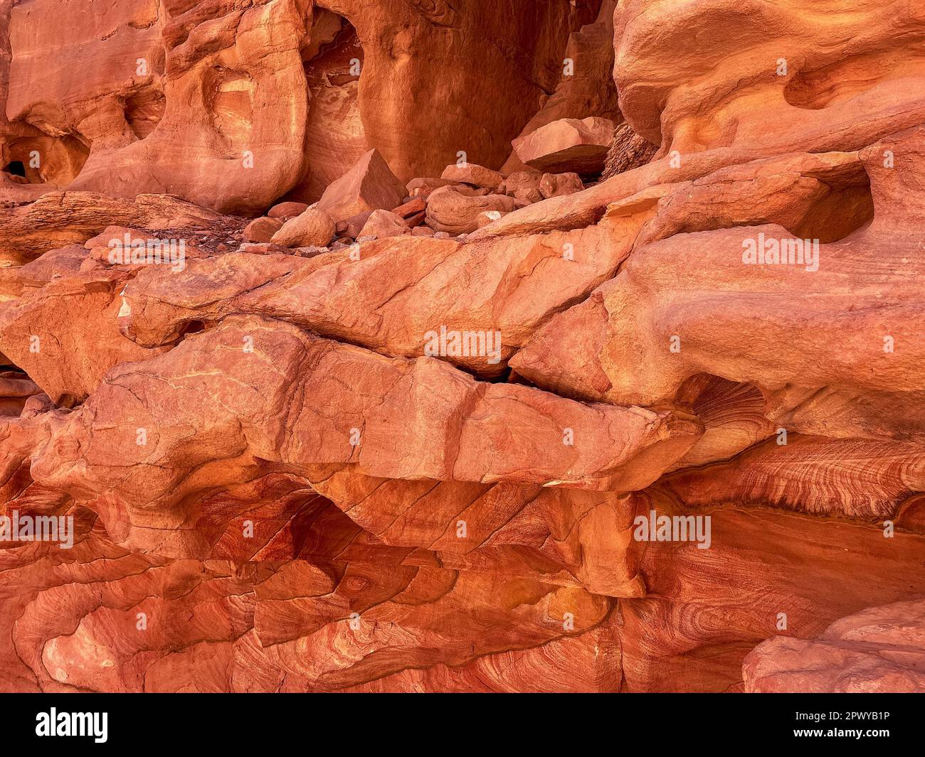 Farbenfroher Canyon mit roten Felsen in Ägypten. Stockfoto