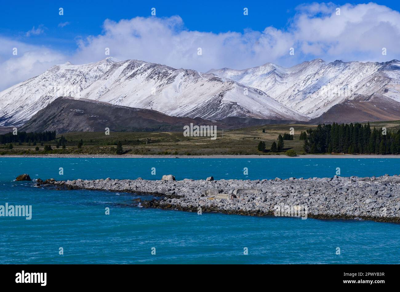 Der Lake Tekapo wird von schneebedeckten Berggipfeln in Neuseeland eingerahmt Stockfoto