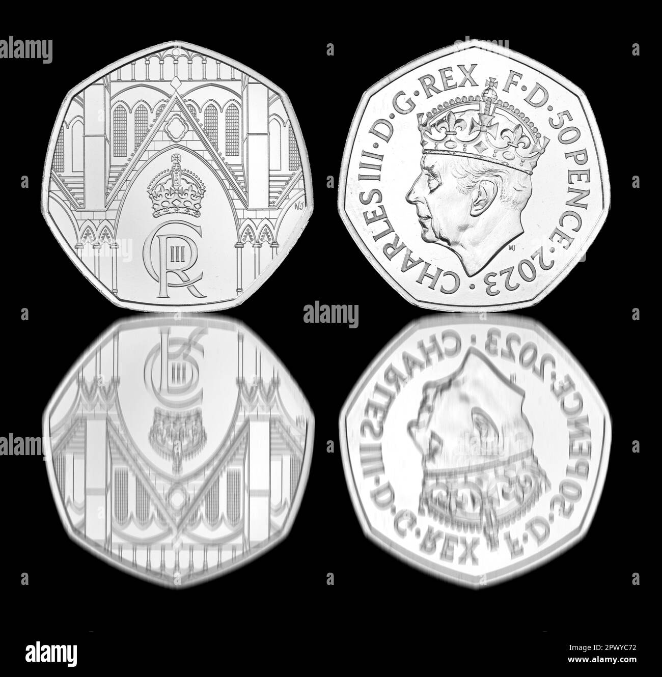 2023 50-Pence-Münze mit König Karl III. Trägt eine Krone für seine Krönung am 6. Mai 2023 Stockfoto