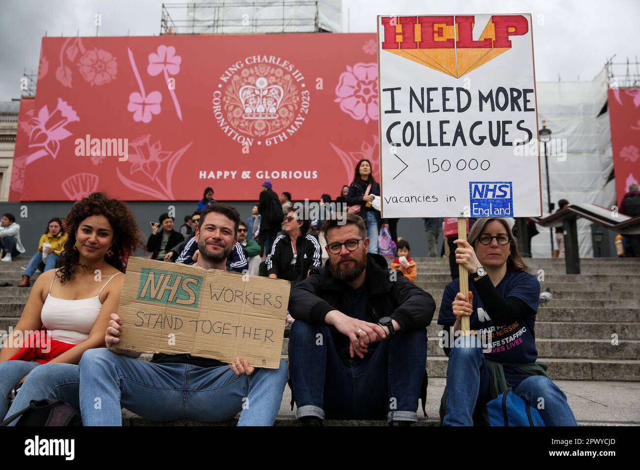 London, Großbritannien. 01. Mai 2023. Krankenschwestern halten während einer Kundgebung am Trafalgar Square anlässlich des Maifeiertags Plakate, auf denen sie ihre Meinung zum Ausdruck bringen. Krankenschwestern marschieren vom St. Thomas' Hospital zum Trafalgar Square im Zentrum von London am Mai Streik für 24 Stunden über Bezahlung, Rekrutierung und Verbleib im nationalen Gesundheitsdienst. Kredit: SOPA Images Limited/Alamy Live News Stockfoto