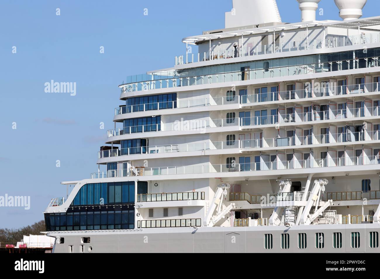 Das Kreuzfahrtschiff Silver Nova liegt am 30. April 2023 vor der Werft Meyer in Papenburg. Stockfoto