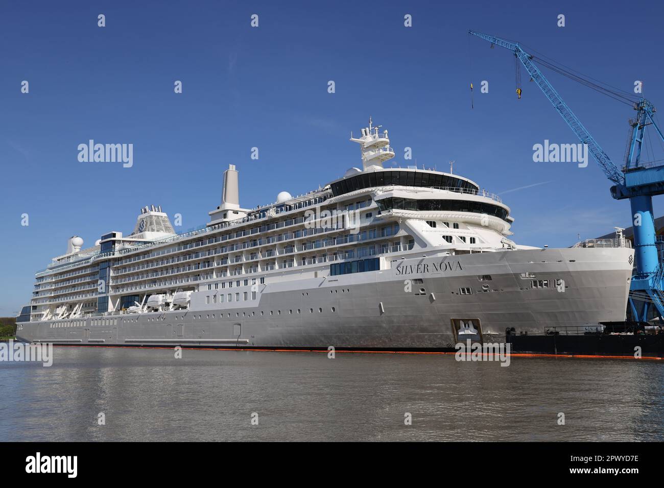 Das Kreuzfahrtschiff Silver Nova liegt am 30. April 2023 vor der Werft Meyer in Papenburg. Stockfoto